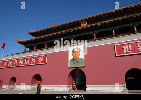 Mao-Cetung-Porträt, Eingang zum Tor des Himmlischen Friedens, Kaiserpalast auf dem Platz des Himmlischen Friedens. Verbotene Stadt in Peking Stockfoto
