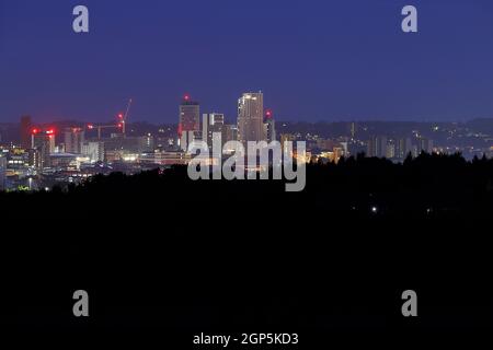 Das Stadtzentrum von Leeds bei Nacht von Middleton aus gesehen Stockfoto