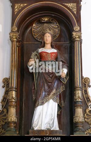 Statue der Heiligen Katharina von Alexandria auf dem Altar in der Pfarrkirche unserer Lieben Frau vom Schnee in Dubranec, Kroatien Stockfoto