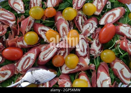 Klassische kroatische Vorspeise Teller mit feinen kroatischen Schinken und Käse Stockfoto