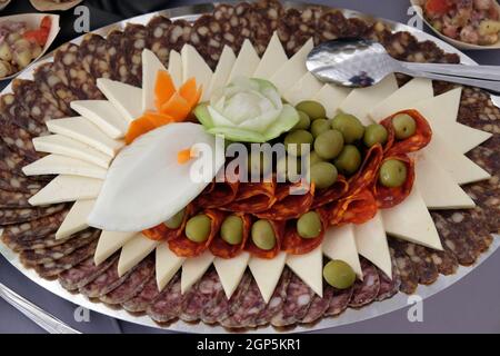 Klassische kroatische Vorspeise Teller mit feinen kroatischen in Scheiben, Salami und Käse Stockfoto