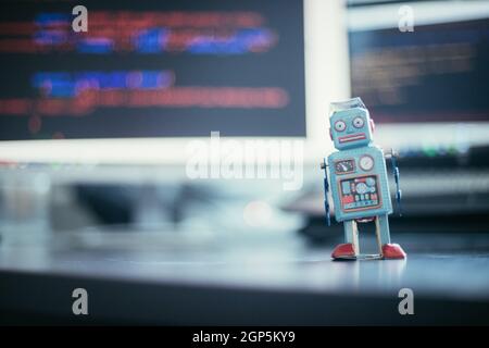 Symbol für einen chatbot oder sozialen bot und Algorithmen, Programmcode im Hintergrund Stockfoto
