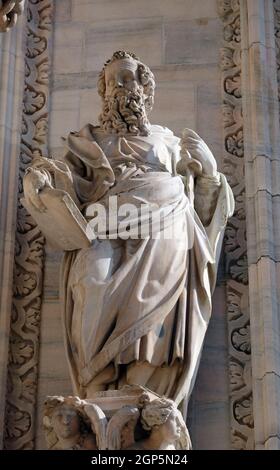 Apostel, Statue auf der Fassade der Mailänder Dom, Duomo di Santa Maria Nascente, Mailand, Lombardei, Italien Stockfoto