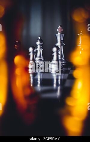 Schachfiguren und Schachfiguren stehen auf dem Brett. Stockfoto