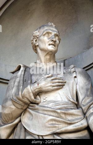 Amerigo Vespucci in den Nischen der Uffizien Kolonnade. Die erste Hälfte des 19. Jahrhunderts von 28 Statuen von berühmten Menschen in Floren besetzt waren Stockfoto