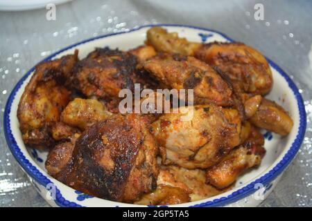 Nahaufnahme mit selektivem Fokus auf knuspriges Becken Pakora/Pakoda oder Patties sind beliebte indische oder pakistanische Street Food Snack, serviert mit grünem Salat Stockfoto