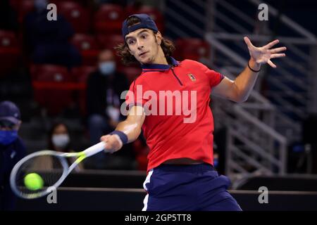 Sofia, Bulgarien - 28. September 2021: Italiens Lorenzo Musetti im Kampf gegen den bulgarischen Dimitar Kuzmanov während der ATP 250 Sofia Open. Stockfoto