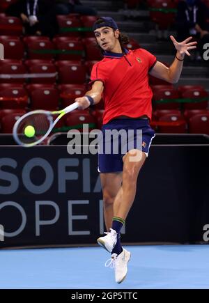 Sofia, Bulgarien - 28. September 2021: Italiens Lorenzo Musetti im Kampf gegen den bulgarischen Dimitar Kuzmanov während der ATP 250 Sofia Open. Stockfoto