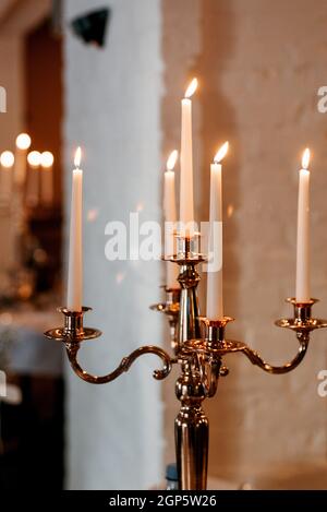 stimmungsvolles Kerzendekor mit Live-Feuer auf dem Banketttisch Stockfoto