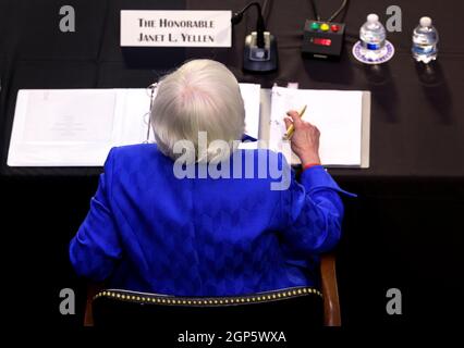 Washington, DC. September 2021. WASHINGTON, DC - 28. SEPTEMBER: Finanzministerin Janet Yellen bezeugt bei einer Anhörung des Ausschusses für Banken, Wohnungsbau und Stadtangelegenheiten des Senats zum CARES Act am 28. September 2021 im Hart Senate Office Building in Washington, DC. Die Anhörung untersuchte die Auswirkungen und Ergebnisse des Coronavirus Aid, Relief, and Economic Security Act, auch bekannt als CARES ACT. Quelle: Kevin Dietsch/Pool via CNP/dpa/Alamy Live News Stockfoto