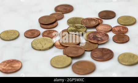 Haufen verschiedener Cent-Münzen in hellem Licht Stockfoto
