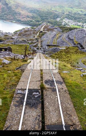 Blick von der Spitze des Dinorwic oder Dinorwig Schiefer Steinbruchs Elektrokabel in Betonrinne, Teil des Pumpspeicherkraftwerks vergraben. Snowdoni Stockfoto