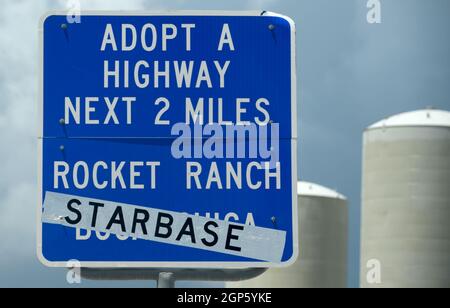 Straßenschild mit Hinweis auf die neue SpaceX Starbase in Boca Chica, USA Stockfoto