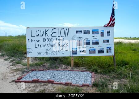 BOCA CHICA, VEREINIGTE STAATEN - Jul 31, 2021: Ein zum Verkauf gerichtetes Zeichen an Elon Musk und SpaceX Stockfoto