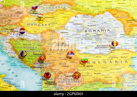 Nahaufnahme der Balkanhalbinsel auf geographischem Globus, Karte zeigt Hauptstädte Länder Serbien - Belgrad, Bulgarien - Sofia, Rumänien - Bukarest, Monten Stockfoto
