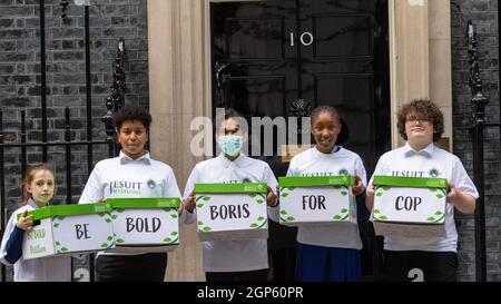 London, Großbritannien. September 2021. Die Petition der Jesuiten-Mission „sei mutig, Boris für Cop 26“ wird an 10 Downing Street London überbracht. Quelle: Ian Davidson/Alamy Live News Stockfoto