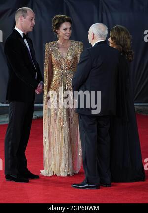 Der Herzog und die Herzogin von Cambridge werden von Barbara Broccoli (rechts) und Michael G. Wilson (rechts) begrüßt, als sie an der Weltpremiere von No Time To die in der Royal Albert Hall in London teilnehmen. Bilddatum: Dienstag, 28. September 2021. Stockfoto