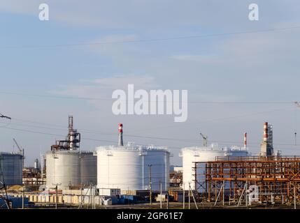 Destillationskolonnen, Rohre und andere Ausrüstung-Öfen-Raffinerie. Die Öl-Raffinerie. Ausrüstung für primären Erdölverarbeitung. Stockfoto