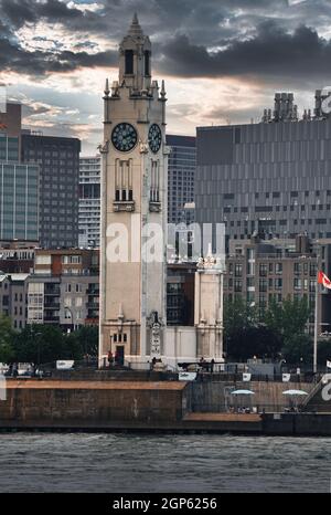 Montreal, Quebec, Kanada, 26. September 2021.Blick auf den Uhrenturm am Wasser.Mario Beauregard/Alamy News Stockfoto