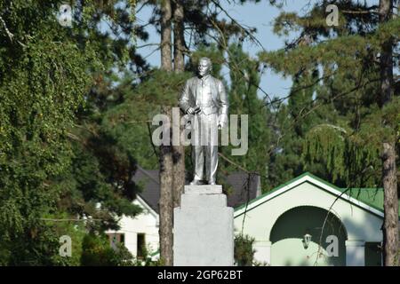 Alten Lenin-Denkmal. Eine konkrete Büste von Lenin in der Nähe von Erholungszentrum in der ländlichen Siedlung. Stockfoto