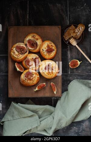 Brötchen mit Quark und Feigen Stockfoto