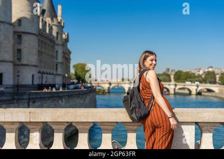 Weibliche Touristin vor Sainte Chapelle in Paris, Frankreich Stockfoto