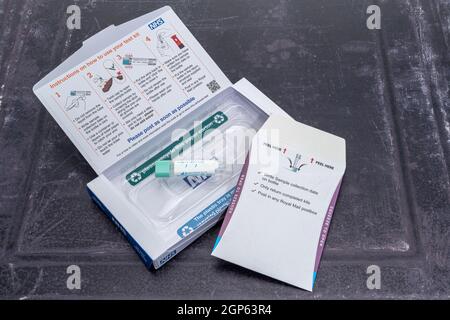 Ein neues, ungenutztes Testkit für NHS-Darmkrebs Stockfoto