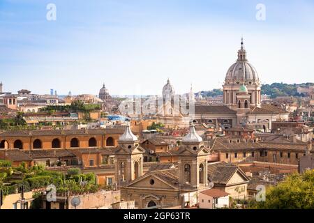 ROM, ITALIEN- CA. AUGUST 2020: Panorama-Stadtlandschaft mit blauem Himmel und Wolken Stockfoto