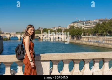 Weibliche Touristin vor Sainte Chapelle in Paris, Frankreich Stockfoto