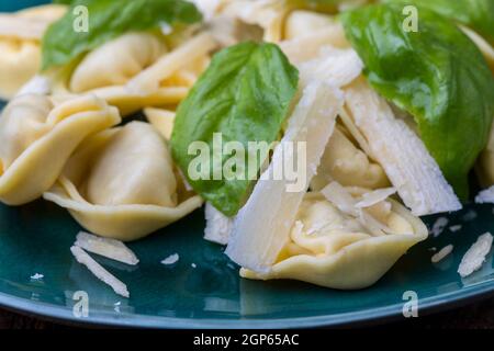 Tortellini Pasta mit Parmesankäse auf einem Teller Stockfoto