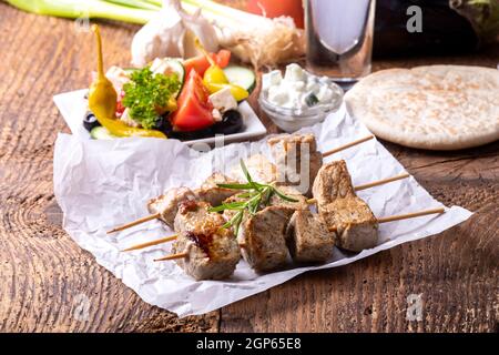 griechischer Souvlaki auf dunklem Holz Stockfoto