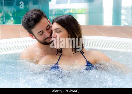 Nahaufnahme eines romantischen jungen Paares, das im Hotel-Spa den Whirlpool genießt. Stockfoto