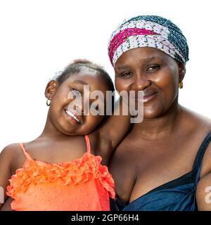 Nahaufnahme Porträt von kleinen afrikanischen Mädchen auf dem Schoß der Mutter sitzen.isoliert auf weißem Hintergrund. Stockfoto