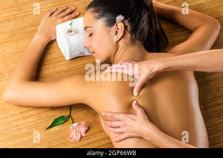 Close up Draufsicht des Therapeuten massieren attraktive woman.Young Mädchen in schwachem Licht Spa-Atmosphäre entspannen. Stockfoto