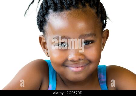 Nahaufnahme von niedlichen lächelnden afrikanischen Mädchen mit geflochtenen Haaren isoliert vor weißem Hintergrund. Stockfoto