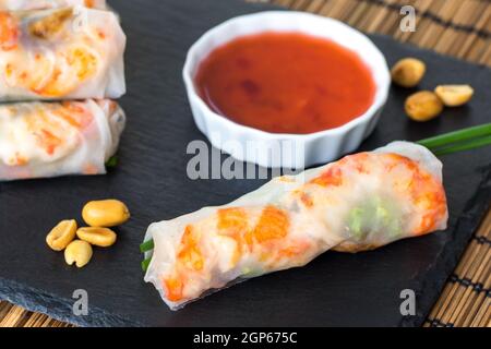 Makro-Nahaufnahme von gesunden vietnamesischen Garnelen Rolle mit roten bittersüßen Sauce. Stockfoto