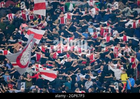 AMSTERDAM, NIEDERLANDE - 28. SEPTEMBER: Fans von Ajax während des UEFA Champions League Group-Bühnenmatches zwischen Ajax und Besiktas in der Johan Cruijff Arena am 28. September 2021 in Amsterdam, Niederlande (Foto: Broer van den Boom/Orange Picters) Stockfoto