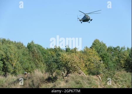 Das militärische Hubschrauberflugzeug der Ukraine, das während der internationalen Militärübungen "Rapid Trident - 2021" gesehen wurde.auf dem Territorium des Internationalen Zentrums für Friedenssicherung und Sicherheit der Nationalen Akademie der Landstreitkräfte, benannt nach Hetman Petro Sahaidachny, finden ukrainisch-amerikanische Kommando- und Stabsübungen mit Truppen "Rapid Trident - 2021" statt, Sie begannen am 20. September und dauern bis zum 1. Oktober 2021. An den Übungen nehmen Soldaten aus 15 Ländern Teil (Ukraine, USA, Deutschland, Bulgarien, Georgien, Italien, Polen, Rumänien, Großbritannien und andere). Insgesamt etwa 6,000 SE Stockfoto