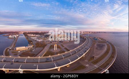 08. Mai 2019, St. PETERSBURG Russland: Luftaufnahme des Fußballstadions Zenit Arena bei Sonnenuntergang und neue Straße - Western High Speed Durchmesser verbindet Kresto Stockfoto