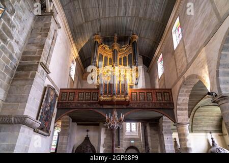 Kirchenorgel im Innenraum der Kirche Notre-Dame de Saint-Thegonnec im umfriedeten Pfarrbezirk von Saint-Thegonnec, Bretagne, Frankreich | Notre-Dam Stockfoto