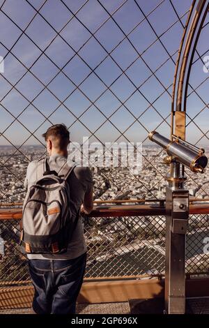 Touristen betrachten die Stadt Paris vom Eiffelturm aus Stockfoto
