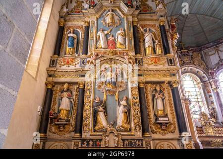 Altar im Innenraum der Kirche Notre-Dame de Saint-Thegonnec im umfriedeten Pfarrbezirk von Saint-Thegonnec, Bretagne, Frankreich | Notre-Dame Churc Stockfoto