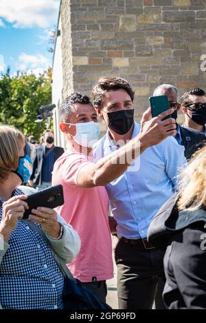 Premierminister Justin Trudeau macht nach einer Pressekonferenz im Eva James Memorial Community Center in Kanata ein Selfie mit einem unterstützenden Zuschauer Stockfoto