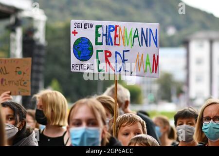 Heidelberg, Deutschland - 24. September 2021: Schild mit der Aufschrift "sei ein Gentleman, rette die Erde" auf Deutsch bei der Global Climate Strike Demonstration Stockfoto