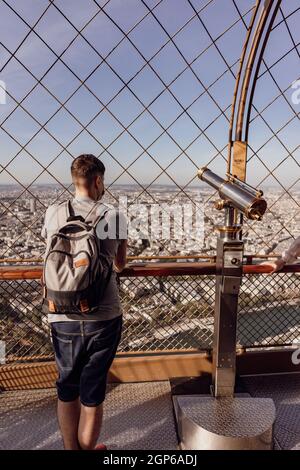 Touristen betrachten die Stadt Paris vom Eiffelturm aus Stockfoto