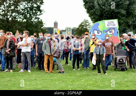 Heidelberg, Deutschland - 24. September 2021: Menschen, die an der Global Climate Strike Demonstration mit Gesichtsmasken teilnehmen Stockfoto