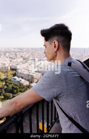 Touristen betrachten die Stadt Paris vom Eiffelturm aus Stockfoto