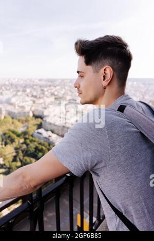Touristen betrachten die Stadt Paris vom Eiffelturm aus Stockfoto