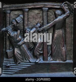 Christus Fahren die Händler aus dem Tempel, Relief an der Tür der Grossmünster ('große Münster') Kirche in Zürich, Schweiz Stockfoto