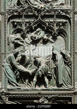 Jesus wird ins Grab gelegt, Detail der wichtigsten bronze Tür der Mailänder Dom, Duomo di Santa Maria Nascente, Mailand, Lombardei, Italien Stockfoto